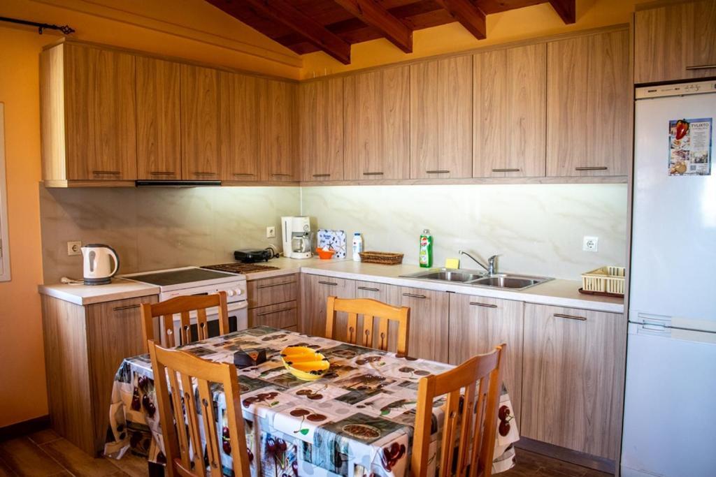 Takis & Eirini Family Apartments Perama  Esterno foto