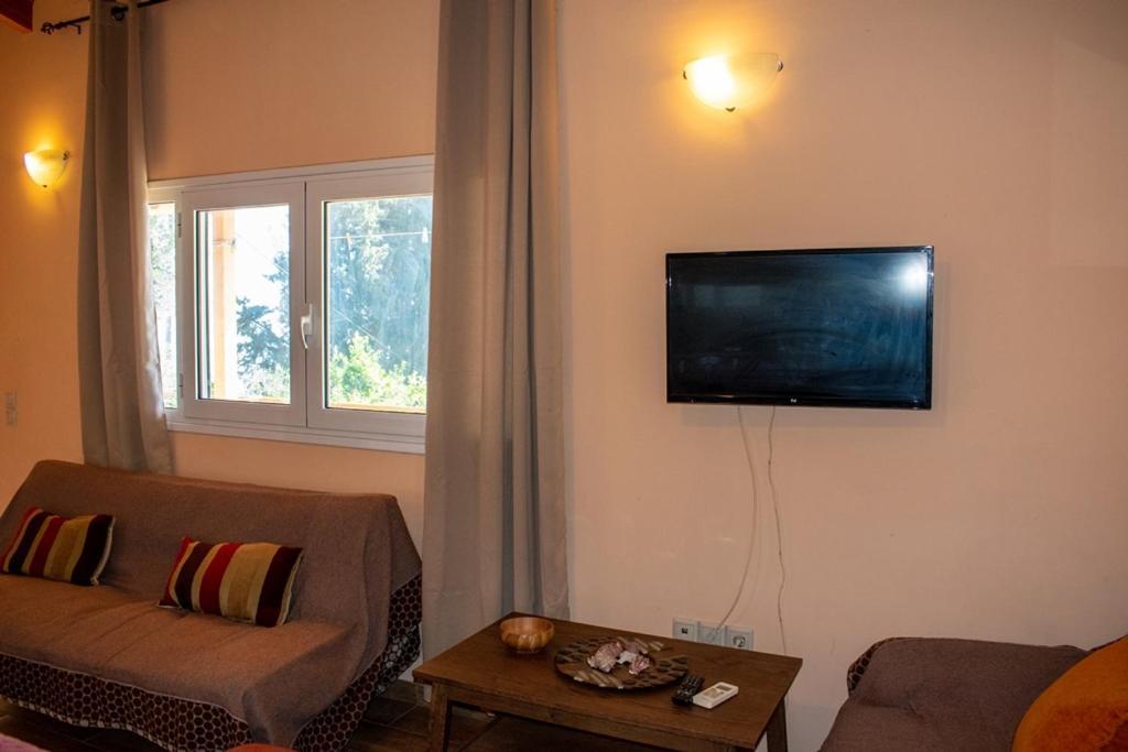 Takis & Eirini Family Apartments Perama  Esterno foto