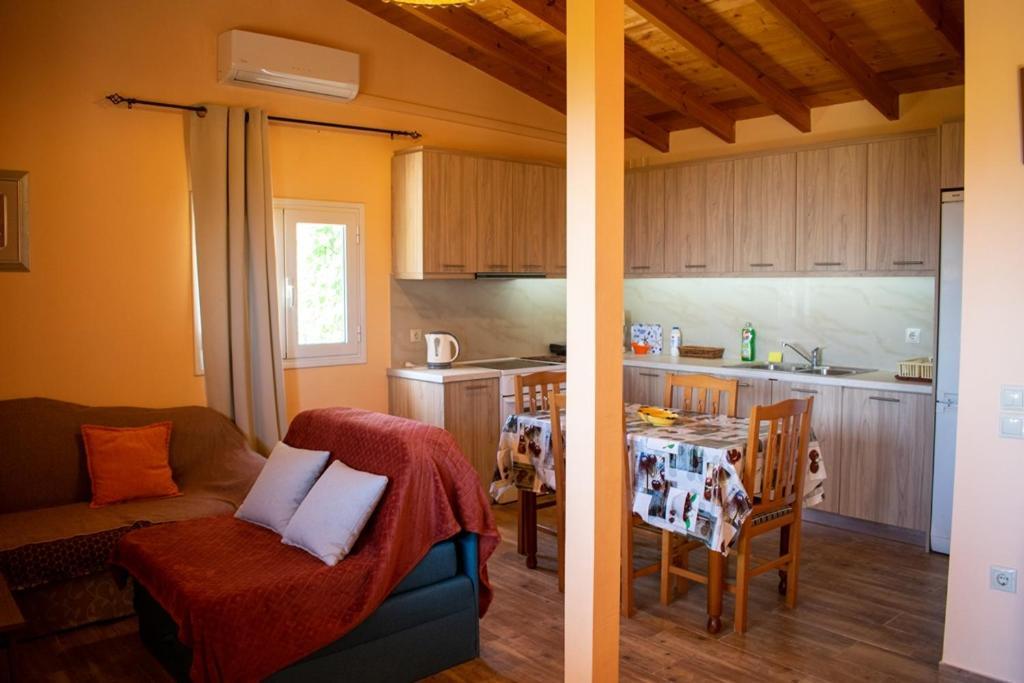 Takis & Eirini Family Apartments Perama  Esterno foto