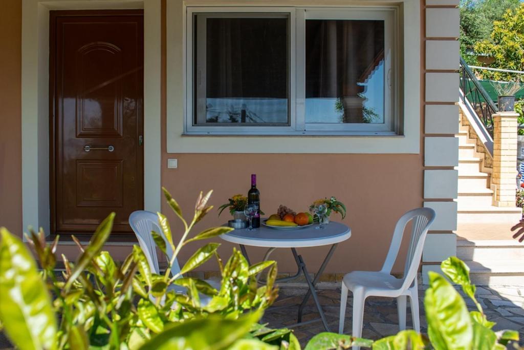 Takis & Eirini Family Apartments Perama  Esterno foto