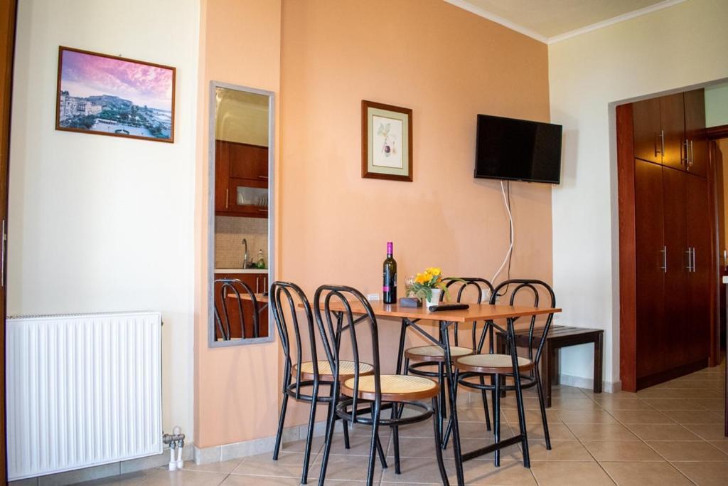 Takis & Eirini Family Apartments Perama  Esterno foto