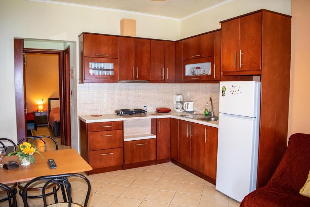 Takis & Eirini Family Apartments Perama  Esterno foto