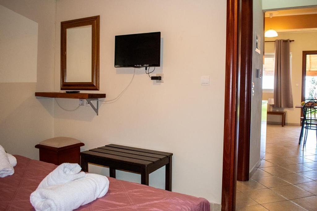 Takis & Eirini Family Apartments Perama  Esterno foto