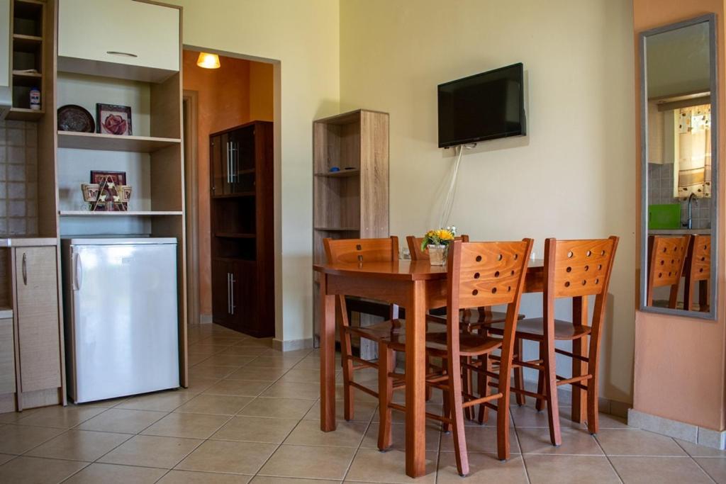 Takis & Eirini Family Apartments Perama  Esterno foto