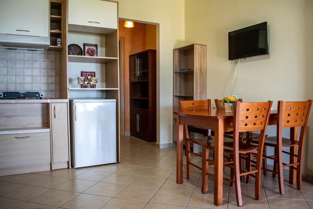 Takis & Eirini Family Apartments Perama  Esterno foto